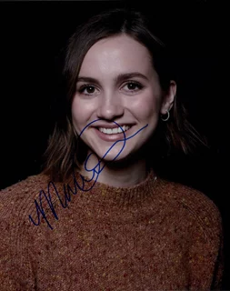 Maude Apatow autograph
