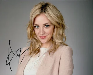 Abby Elliott autograph