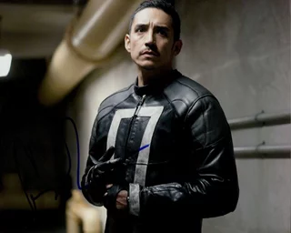 Gabriel Luna autograph