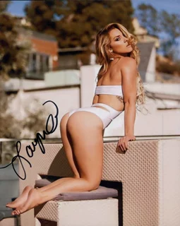 Lauryn Elaine autograph