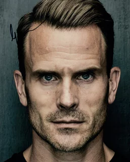 Gabriel Hogan autograph