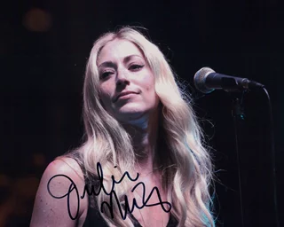 Julie Mintz autograph