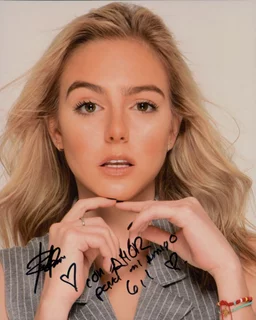 Regina Pavon autograph