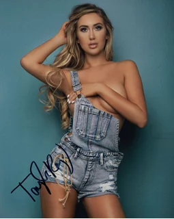 Taylor Ray autograph