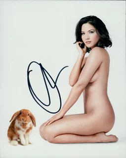 Olivia Munn autograph