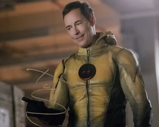 Tom Cavanagh autograph