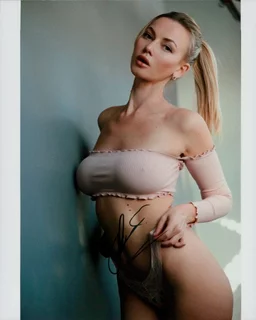 Anya Areva autograph