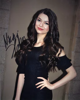 Nikki Hahn autograph