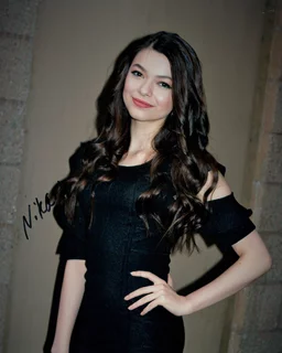 Nikki Hahn autograph