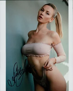 Anya Areva autograph