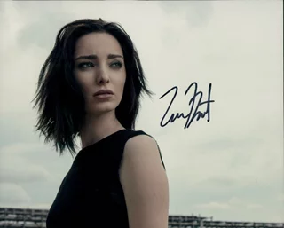 Emma Dumont autograph