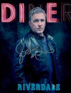 Lochlyn Munro autograph