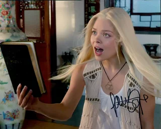 Scarlett Byrne autograph