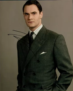 Tom Bateman autograph