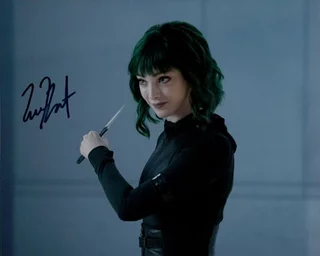 Emma Dumont autograph