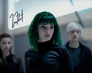 Emma Dumont autograph