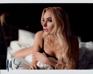 Masha Summers autograph