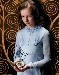 Dakota Blue Richards autograph
