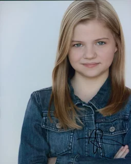 Hannah Swain autograph