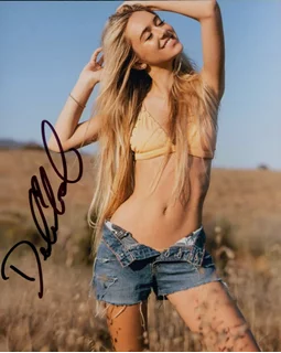 Delilah Belle Hamlin autograph