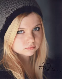 Hannah Swain autograph