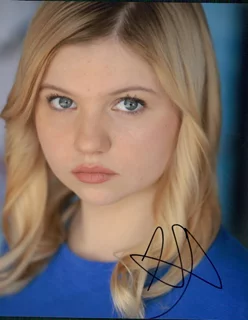 Hannah Swain autograph