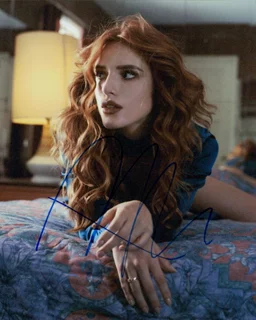 Bella Thorne autograph