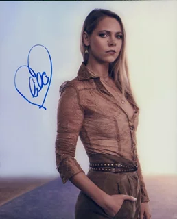 Lily Cowles autograph