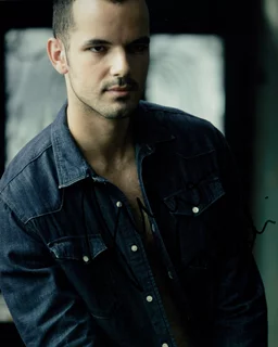 Junes Zahdi autograph