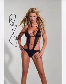 Tara Reid autograph