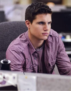 Robbie Amell autograph