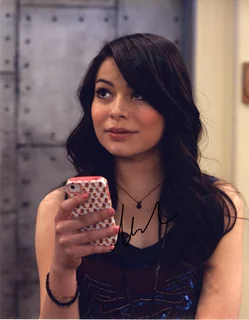 Miranda Cosgrove autograph