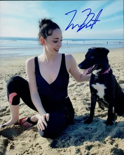 Emma Dumont autograph