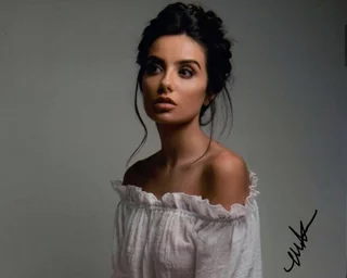 Mikaela Hoover autograph