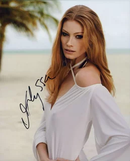 Alyssa Sutherland autograph