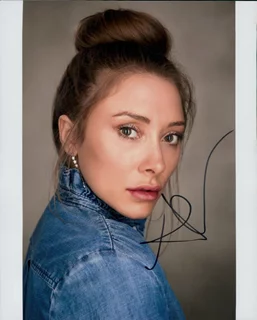 Alexandra Vino autograph