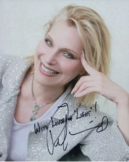 Roslyn Kind autograph