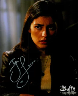 Iyari Limon autograph