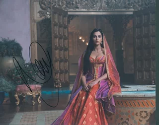 Naomi Scott autograph