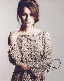 Kaitlyn Dever autograph