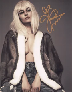 Victoria Justice autograph