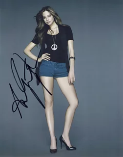 Analeigh Tipton autograph