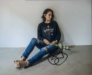 Chloe Bennet autograph