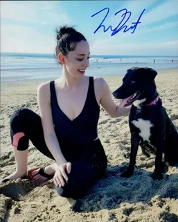 Emma Dumont autograph