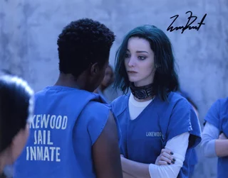 Emma Dumont autograph
