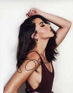 Chloe Bennet autograph