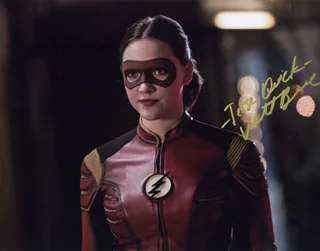 Violett Beane autograph