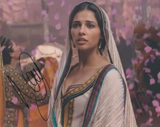 Naomi Scott autograph