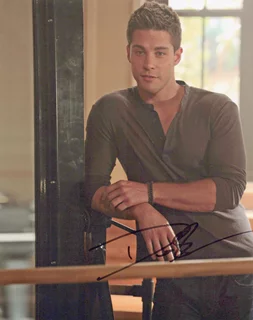 Dean Geyer autograph