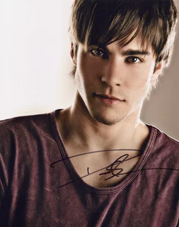 Dean Geyer autograph